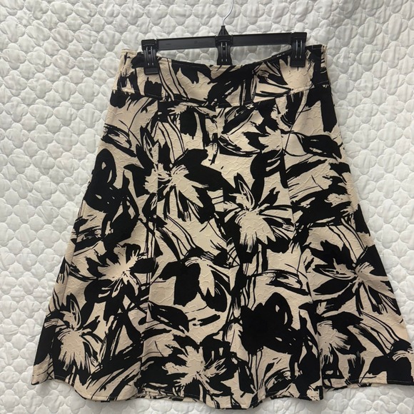 Kim Rogers Dresses & Skirts - Kim Rogers Black‎ and Cream Floral A-Line Skirt Size 10